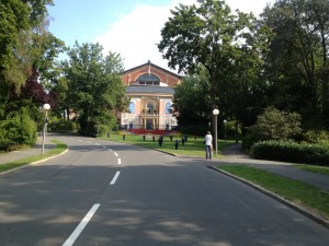 Das eingerüstete Bayreuther Festspielhaus