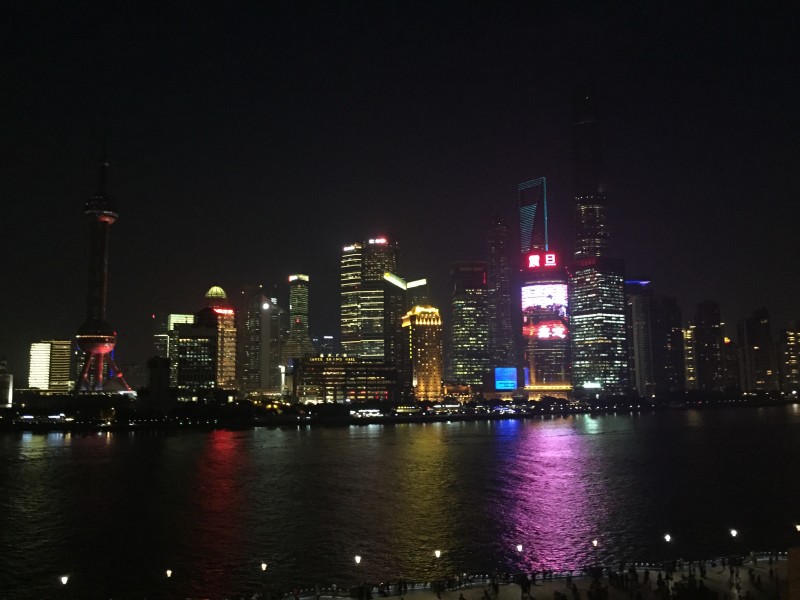 Die magische Skyline von Shanghai vom "Bund" aus