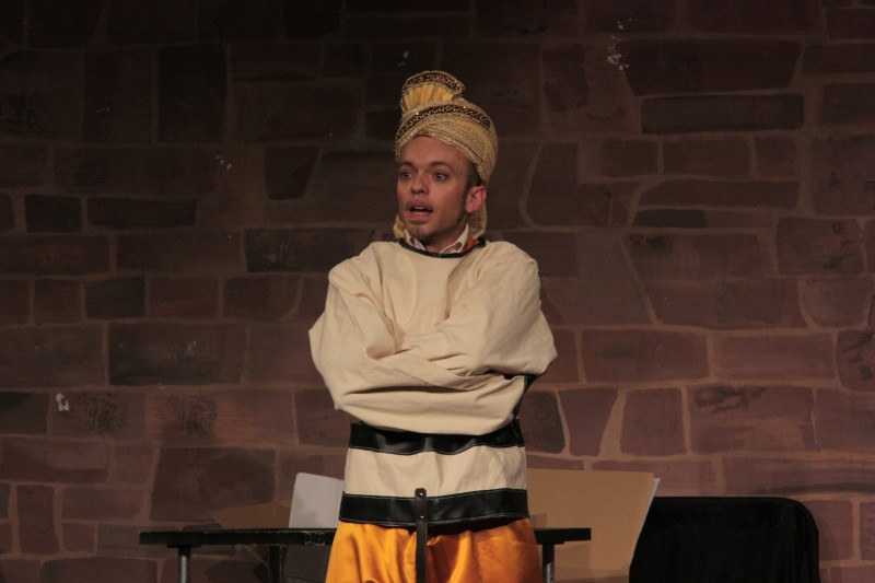 Magician Mutan Curry with his suit Zauberer aus Indien Mutan Curry zaubert