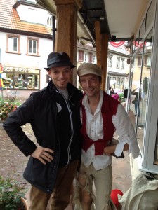 Timothy Trust & Shiva Grings Straßenperformer Shiva Grings nach einer Regen-Show in Ettenheim
