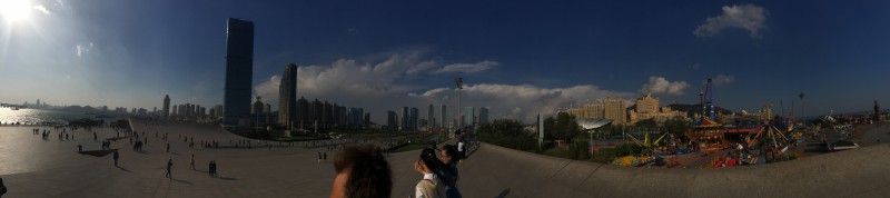 Xinghai Platz Dalian mit Castle Hotel, Meer und Rummel